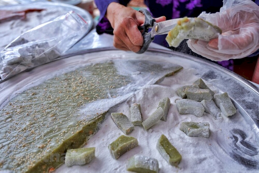 Che Lam is a sticky rice cake with ginger, peanuts, and sesame 